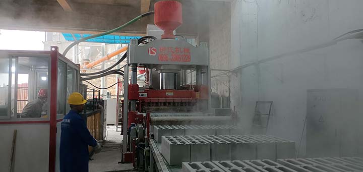 雙向靜壓磚機生產(chǎn)現(xiàn)場