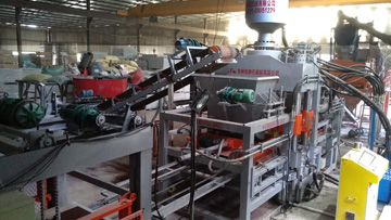 液壓磚機生產(chǎn)現(xiàn)場